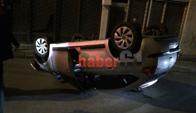Ortahisar’da araç kaldırıma çarpıp ters döndü: Yaralanan olmadı