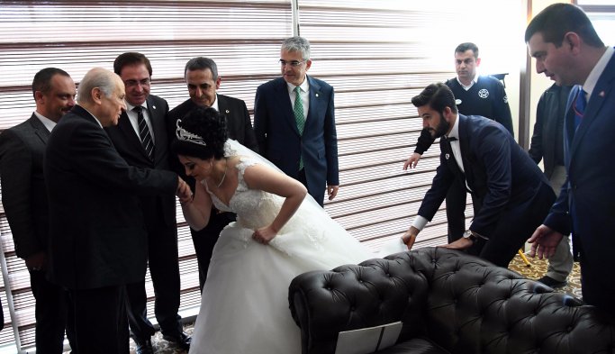 Gelin ve damat, Bahçeli'nin elini öptü