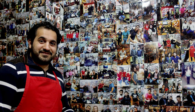 Herkes ünlülerin o ise müşterilerin fotoğrafını dükkana asıyor