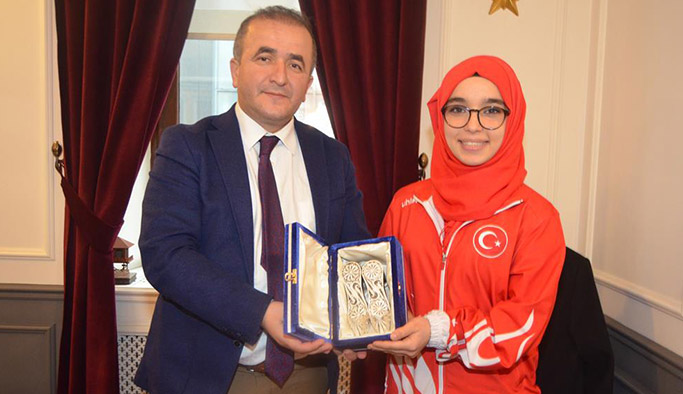 Trabzonlu şampiyon Karateciye ödül