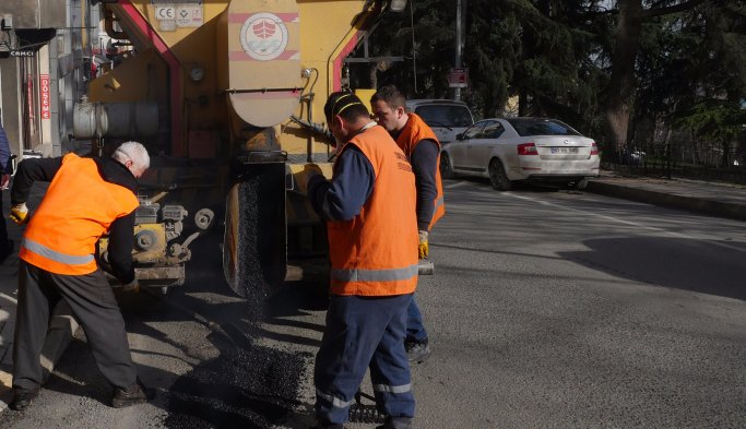Büyükşehir yol yapmaya devam ediyor