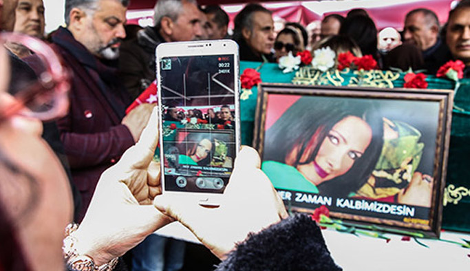 Ünlü sanatçının cenazesinde fotoğraf yarışı!