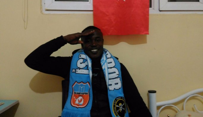 Nijeryalı futbolcu Mehmetçik için asker selamı verdi