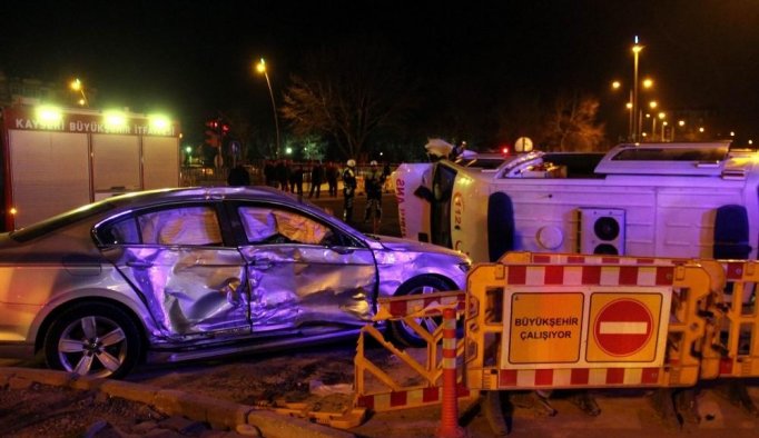 Ambulans otomobille çarpıştı