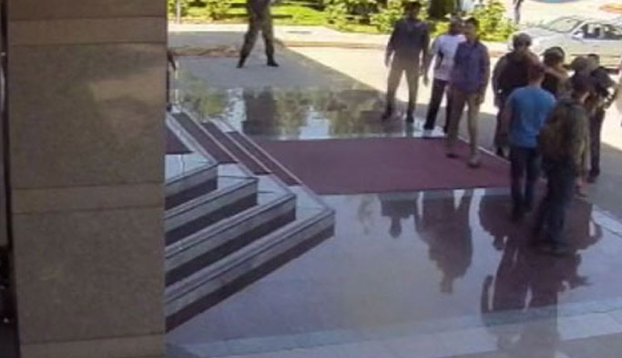 Aksakallı'nın, Halisdemir'i alnından öptüğü an!