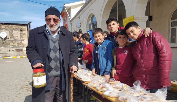 Bayburtlu öğrenciler, Mehmetçik Vakfı'na destek için turşu sattı