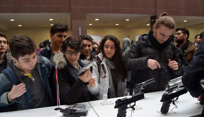 Trabzon'da öğrencilerden silahlara yoğun ilgi