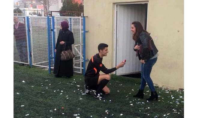 Futbol hakeminden sahada evlenme teklifi