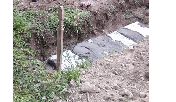 Ateist babasının mezarına beton döktü