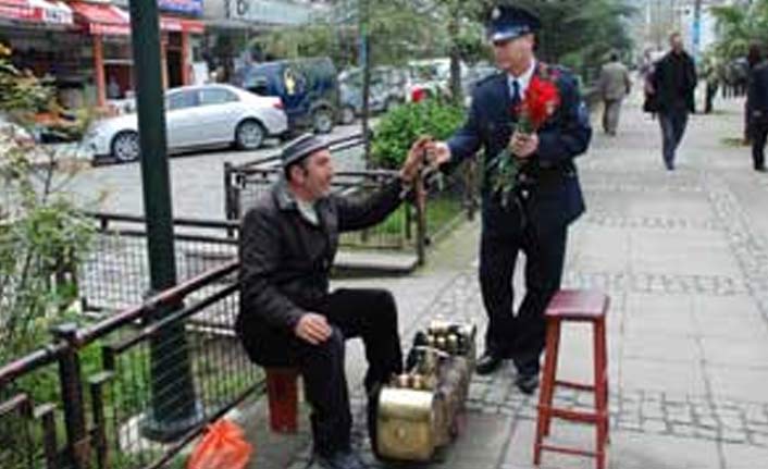 Polistenden vatandaşa karanfil