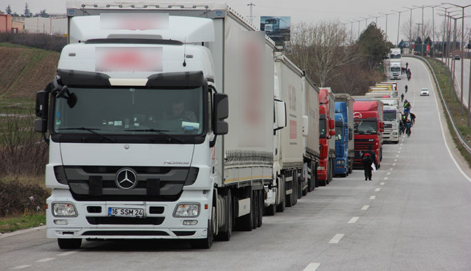 Sınır kapısında 32 kilometre tır kuyruğu