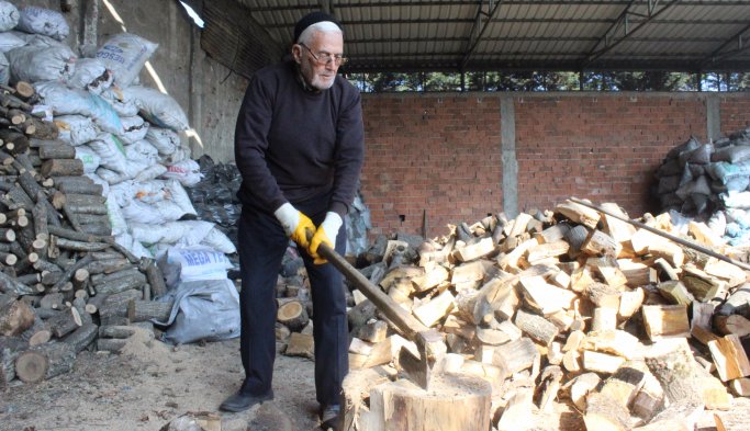 85'lik Herkül dede, her gün 3 ton odun kırarak gençlere meydan okuyor