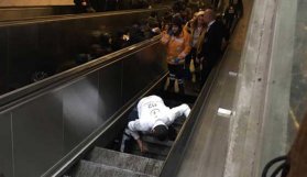 Yürüyen merdiven çöktü