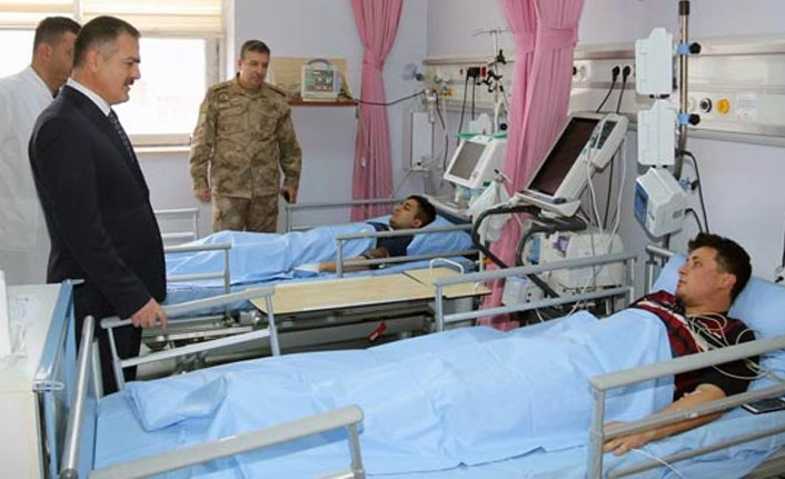 Hakkari'de üç üs bölgesine yıldırım isabet etti