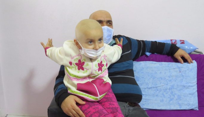 Trabzon'da görme engelli ailenin lenf kanseri kızına kaymakam el uzattı