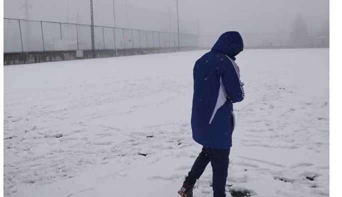 Trabzon'da futbol maçına kar engeli