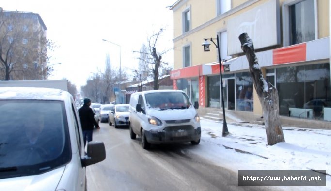 Kars’ta yollar buz pistine döndü 