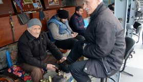 Trabzon'da emektar boyacı 40 yıldır aynı yerde