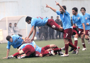 Karadenizspor zirvede tek kaldı