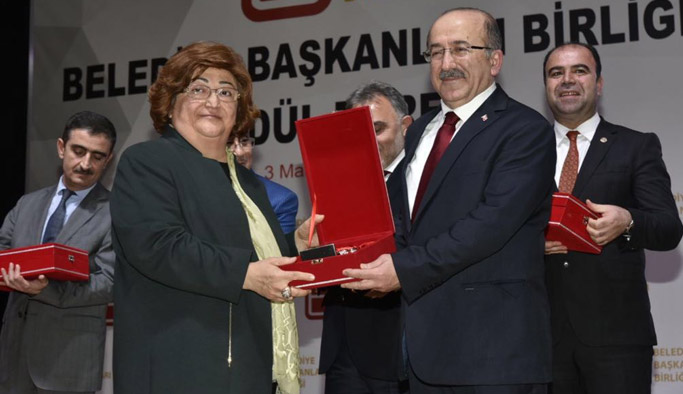 Başkan Gümrükçüoğlu ödülünü aldı