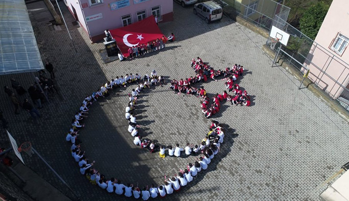 Öğrencilerden Mehmetciğe ay-yıldızlı destek