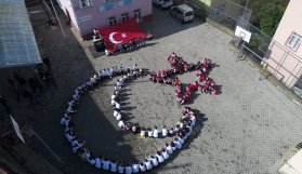 Öğrencilerden ay yıldızlı destek