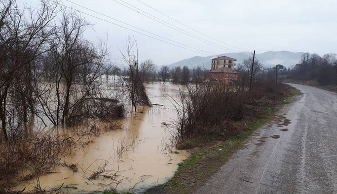 Baraj suları yükseldi: 300 kişiye ulaşılamıyor