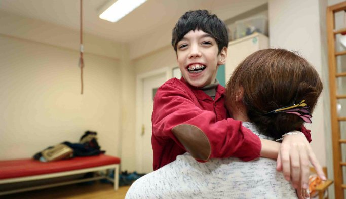 Beyin felçli çocuğunu hayata bağladı