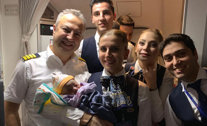 13 bin metrede doğum yaptı