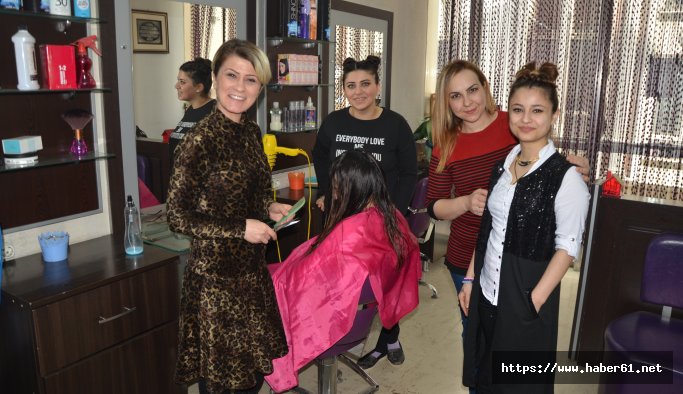 14 yıldır 'Kadınlar Günü'nde ücretsiz saç kesimi yapıyor