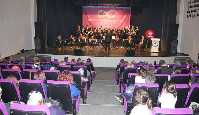 Türk Sanat Müziği Korosu Trabzon'da kadınlar için çaldı