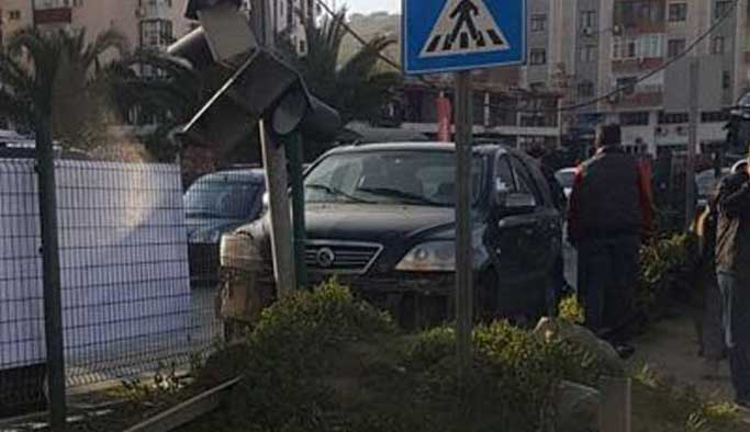 Trabzon'da kaza: Trafik lambasına çarptı