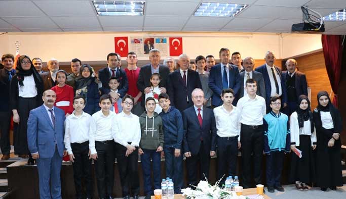 Öğrenciler ödüllerini Mehmetçik Vakfı'na bağışladı