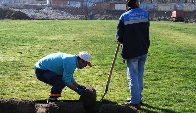 Avni Aker’in çimleri taşınıyor