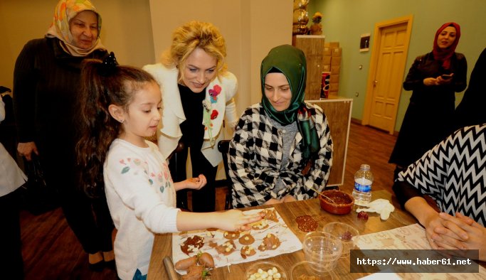 Trabzon'da kadınlar ve çocuklar çikolata üretti