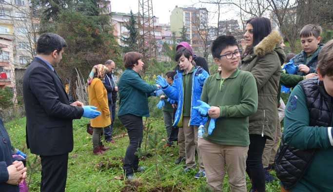 Trabzon'da öğrenciler fidanları ile büyüyor