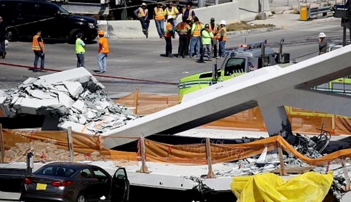 Üst geçit çöktü 4 kişi öldü