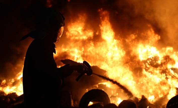 İstanbul Fatih’te bir binanın giriş katında yangın çıktı. 17 Kasım 2016