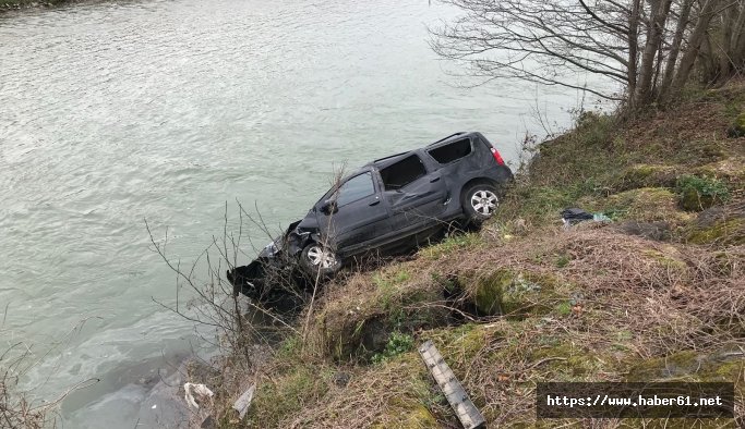 Şarampole yuvarlandılar: 3 yaralı