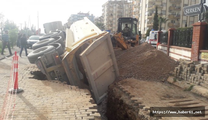 Hafriyat kamyonu çukura düştü 