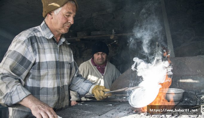 Hem mesleğini yaşatmaya çalışıyor hem down sendromlu oğlunu...