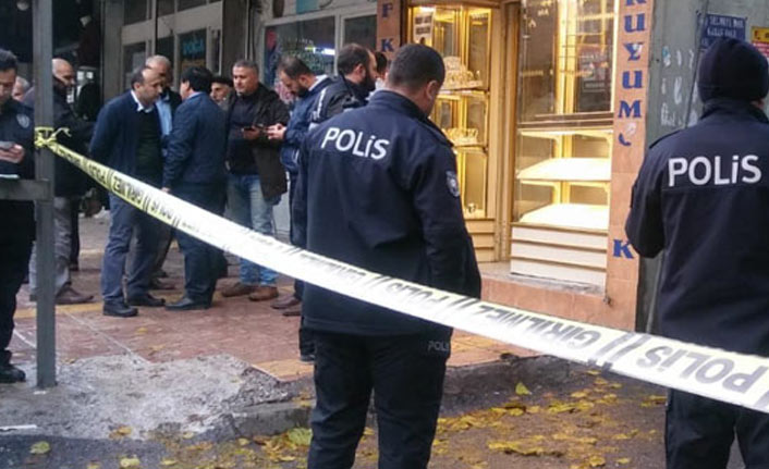 Soyguncuları kovalarken yoldan geçen kadını vurdu