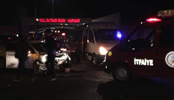 3 araç birbirine girdi: 4 yaralı