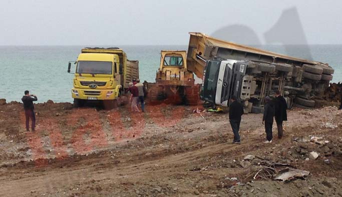 Trabzon'da kaza: İş makinesinin üzerine devrildi