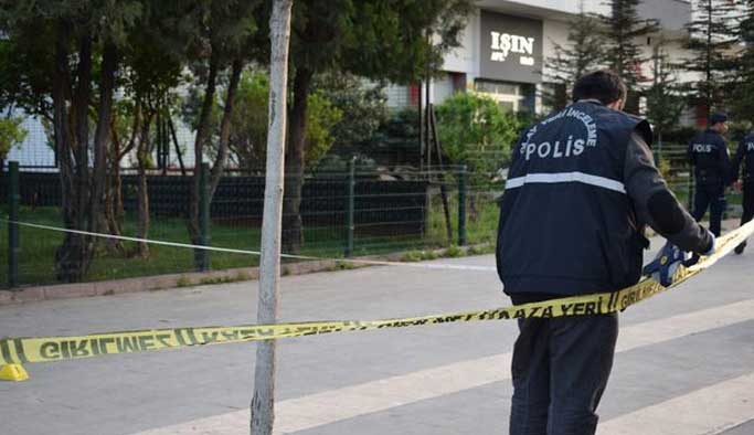 Baba öz kızını vurdu