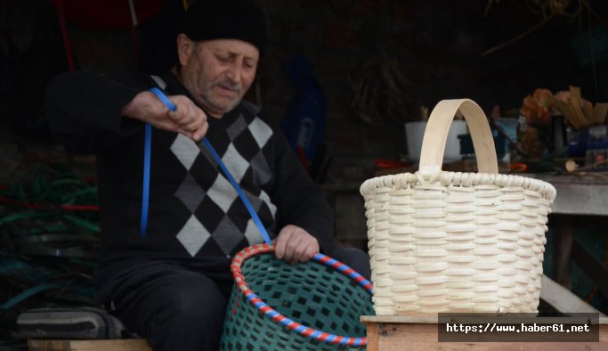 Yıllardır sepet örerek geçimini sağlıyor 