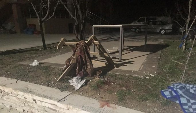 Afgan genç, arkadaşının boğazını kesti