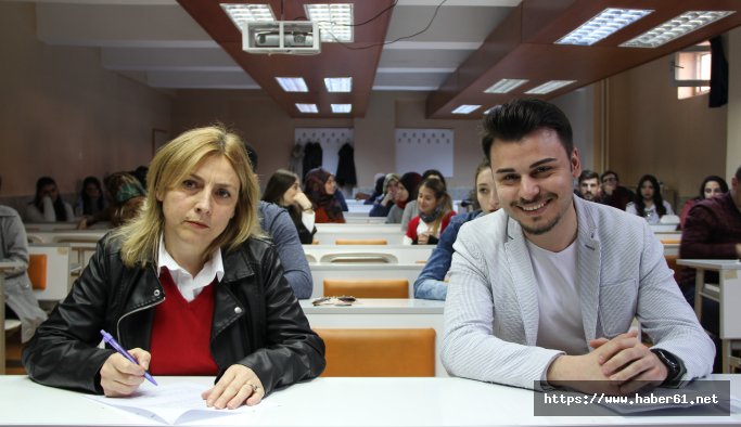 Oğluyla aynı üniversitede okuyan annenin başarısı