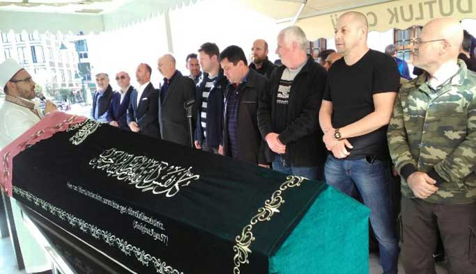 Eski Trabzonsporlu'nun acı günü! Nesim Özgür'ün annesi son yolculuğuna uğurlandı