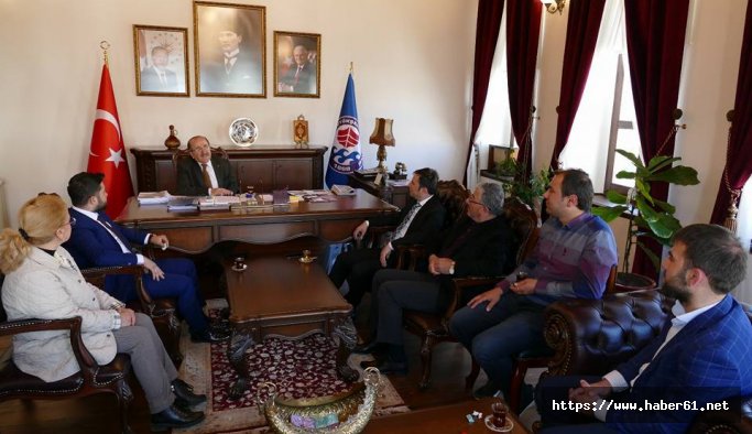 AK Partili gençlerden Gümrükçüoğlu'na ziyaret